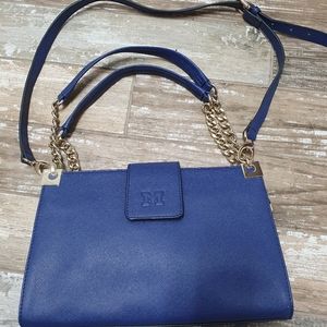 Crossbody blue bag with golden chains handles